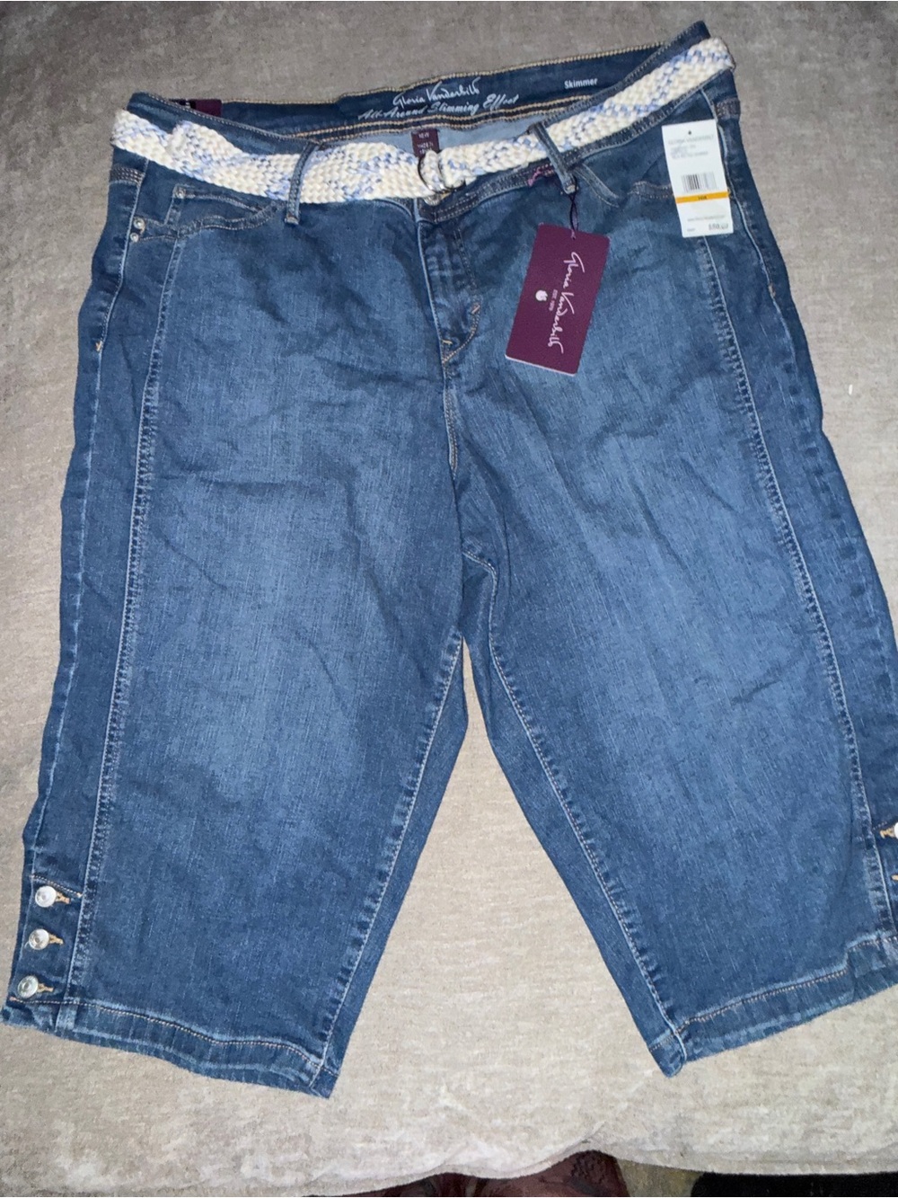Gloria Vanderbilt Midwash Blue Capri Jeans with Braided Belt